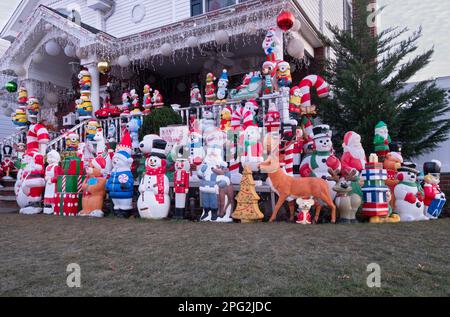 Una casa decorata per Natale con oltre 100 statue sul prato anteriore e portico. Nel Queens, New York City. Foto Stock