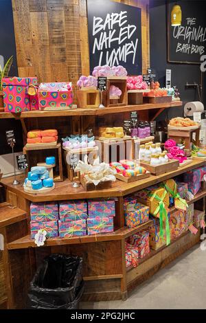 Un display a colori di saponi per la vendita in lussureggianti, una artigianale di cosmetici biologici store di East 14th Street a Manhattan, New York City. Foto Stock