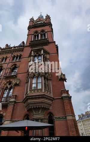 Londra - 05 07 2022: Facciata dell'orologio della stazione internazionale di St Pancras su Euston Rd Foto Stock