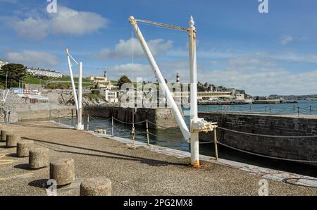 Il trafficato lungomare di West Hoe a Plymouth pronto ad accogliere bevitori e cene. Gli appartamenti di lusso godono di una splendida vista su Plymou Foto Stock