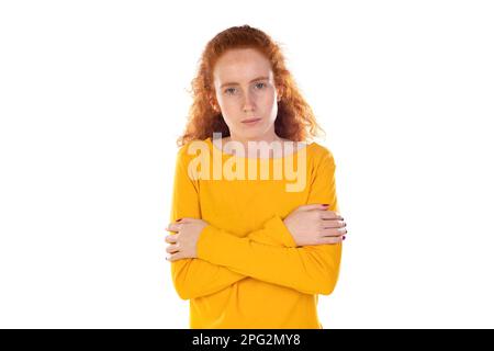 Giovane infelice stanco fastidiosa donna dai capelli rossi con Jersey arancione sensazione di forte dolore, isolato su sfondo bianco studio. Foto Stock