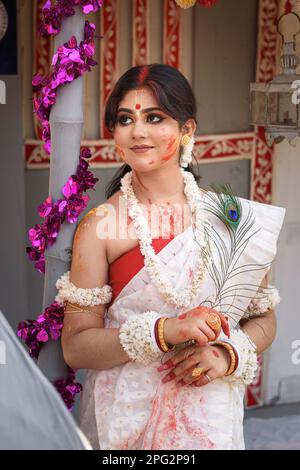 Ritratto di una bella giovane donna indiana che indossa marea tradizionale e gioielli con primavera festivo make-up celebrare festa dei colori chiamato Hol Foto Stock