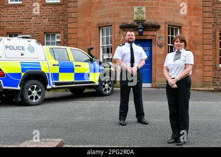 L'Assistente di polizia Cumbria il Capo Constable Jonathan Blackwell e il Capo Constable Michelle Skeer al di fuori della sede della polizia, Carleton Hall, Penrith. Foto Stock