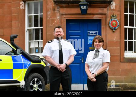 L'Assistente di polizia Cumbria il Capo Constable Jonathan Blackwell e il Capo Constable Michelle Skeer al di fuori della sede della polizia, Carleton Hall, Penrith. Foto Stock