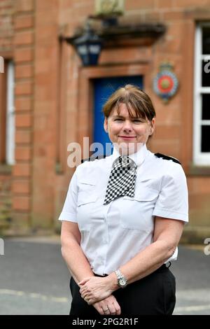 Il capo della polizia di Cumbria, il Constable Michelle Skeer. Fotografato fuori dalla sede della polizia, Carlton Hall, Penrith, Cumbria Foto Stock