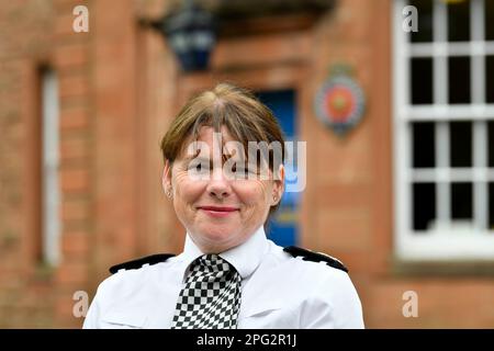 Il capo della polizia di Cumbria, il Constable Michelle Skeer. Fotografato fuori dalla sede della polizia, Carlton Hall, Penrith, Cumbria Foto Stock