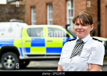 Il capo della polizia di Cumbria, il Constable Michelle Skeer. Fotografato fuori dalla sede della polizia, Carlton Hall, Penrith, Cumbria Foto Stock