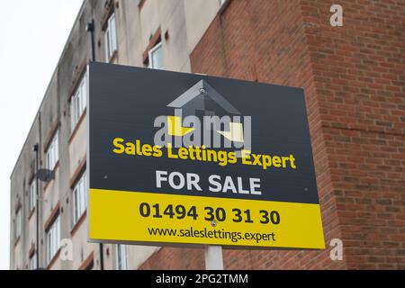 Slough, Berkshire, Regno Unito. 20th marzo, 2023. Un agente immobiliare in vendita consiglio di proprietà al di fuori di una casa a Slough, Berkshire. L'ultima indagine da parte della società immobiliare Rightmove ha scoperto che il prezzo di una casa media è aumentato di quasi £3.000 dollari, nonostante le previsioni per i prezzi delle case in calo. La proprietà media di questo mese è riportata sul mercato a £365.357 che è un aumento del 0,8% a febbraio. Credit: Maureen McLean/Alamy Live News Foto Stock