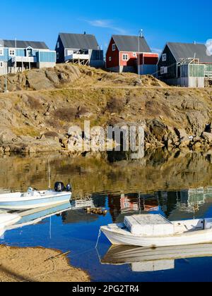 Il piccolo porto. Città Tasiilaq (precedentemente chiamata Ammassalik), la città più grande della Groenlandia orientale. America, Groenlandia, Tasiilaq, territorio danese Foto Stock