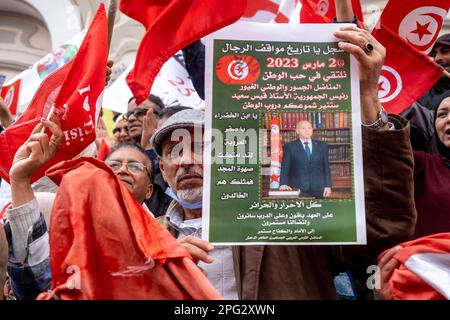 Tunisi, Tunisia. 20th Mar, 2023. Centinaia di sostenitori del presidente Kais Saied si radunano il 20 marzo 2023 a Tunisi, Tunisia. Il leader di Harak, il 25 luglio, Fathy Hakimi, organizzatore del raduno, ha affermato che questo raduno è un nuovo sostegno alle decisioni del Presidente e contro la mozione dell'Unione europea che egli considera ingerenza negli affari interni del paese. Credit: Abaca Press/Alamy Live News Foto Stock