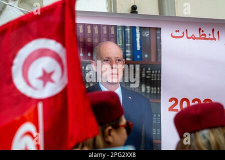 Tunisi, Tunisia. 20th Mar, 2023. Centinaia di sostenitori del presidente Kais Saied si radunano il 20 marzo 2023 a Tunisi, Tunisia. Il leader di Harak, il 25 luglio, Fathy Hakimi, organizzatore del raduno, ha affermato che questo raduno è un nuovo sostegno alle decisioni del Presidente e contro la mozione dell'Unione europea che egli considera ingerenza negli affari interni del paese. Credit: Abaca Press/Alamy Live News Foto Stock