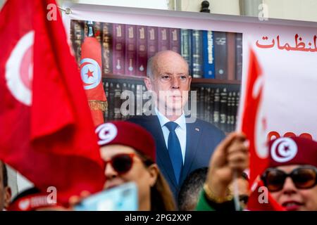 Tunisi, Tunisia. 20th Mar, 2023. Centinaia di sostenitori del presidente Kais Saied si radunano il 20 marzo 2023 a Tunisi, Tunisia. Il leader di Harak, il 25 luglio, Fathy Hakimi, organizzatore del raduno, ha affermato che questo raduno è un nuovo sostegno alle decisioni del Presidente e contro la mozione dell'Unione europea che egli considera ingerenza negli affari interni del paese. Credit: Abaca Press/Alamy Live News Foto Stock