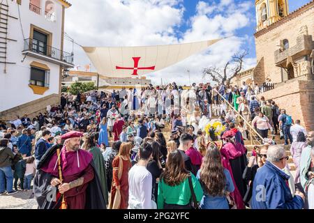 Huelva, Spagna - 18 marzo 2023: Corvo di persone che visitano la Fiera della scoperta medievale a Palos de la Frontera, provincia di Huelva, Andalusia, Spagna Foto Stock