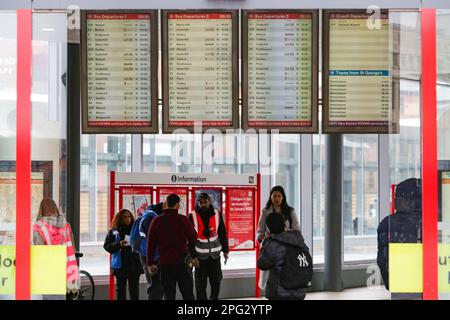 Panoramica generale della stazione degli autobus di Wolverhampton durante lo sciopero degli autisti da parte di nemberd di Tge Unite Union a Wolverhampton, Inghilterra, lunedì 20th marzo 2023. (Foto: Gustavo Pantano | NOTIZIE MI) Credit: NOTIZIE MI & Sport /Alamy Live News Foto Stock