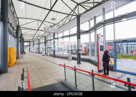 Panoramica generale della stazione degli autobus di Wolverhampton durante lo sciopero degli autisti da parte di nemberd di Tge Unite Union a Wolverhampton, Inghilterra, lunedì 20th marzo 2023. (Foto: Gustavo Pantano | NOTIZIE MI) Credit: NOTIZIE MI & Sport /Alamy Live News Foto Stock