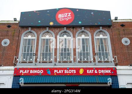 Slough, Berkshire, Regno Unito. 20th marzo, 2023. Il Buzz Bingo Hall sulla A4 in Slough è di chiudere in modo permanente come il numero di giocatori di bingo non è tornato a pre Covid-19 numeri pandemici. Il sito, un ex cinema Adelphi poi teatro ospitava artisti famosi tra cui i Beatles, Jimi Hendrix e Roy Orbison. È stato acquistato da Slough Borough Council nel 2018 per 4,6m sterline. Slough Borough Council sono £760 milioni di dollari di debito e stanno cercando di vendere il sito insieme ad altri beni della città. Credit: Maureen McLean/Alamy Live News Foto Stock