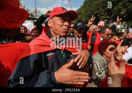 Tunisia. 20th Mar, 2023. I sostenitori del Presidente Saied si riuniscono a Tunisi per commemorare la Giornata dell'Indipendenza il 20 marzo 2023, a Tunisi, in Tunisia, centinaia di persone si sono rivelate solidali con il Presidente Kais Saied il giorno dell'Indipendenza. Le strade di Tunisi sono state piene di gente che sventolava bandiere tunisine e che teneva striscioni con messaggi di sostegno al presidente. (Foto di Mohamed KRIT/Sipa USA) Credit: Sipa USA/Alamy Live News Foto Stock