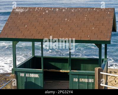 Capanna sulla spiaggia con i cartelli No Alcohol and No Smoking, la Jolla Foto Stock