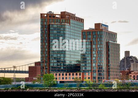 10 Halletts Point è un alto edificio residenziale con pelle di alluminio e vetro. Le sue due torri sono le prime di un progetto di sviluppo di sette edifici. Foto Stock