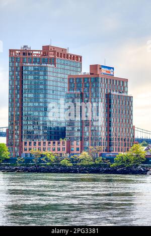 10 Halletts Point è un alto edificio residenziale con pelle di alluminio e vetro. Le sue due torri sono le prime di un progetto di sviluppo di sette edifici. Foto Stock