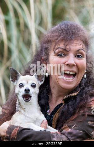 Donna e Chihuahua ridendo. Provenza, Francia Foto Stock