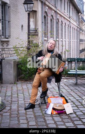 Busker suona la fisarmonica a Montmartre a Parigi, Francia Foto Stock