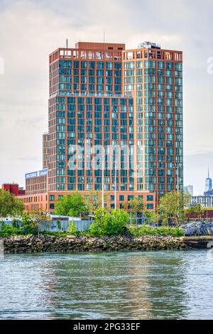 10 Halletts Point è un alto edificio residenziale con pelle di alluminio e vetro. Le sue due torri sono le prime di un progetto di sviluppo di sette edifici. Foto Stock