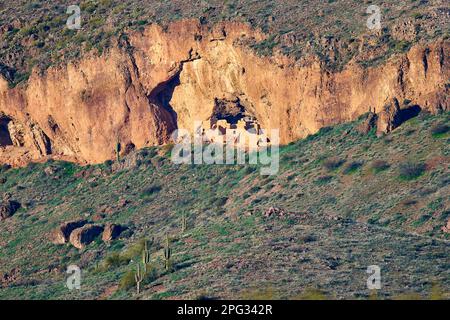 Native American cliff dwellings, circa 1400 Annuncio, tonto monumento nazionale, Lago di Roosevelt, AZ Foto Stock