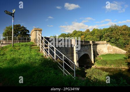 Acquedotto Avoncliff, portante il Kennet & Avon canal oltre il fiume Avon e adiacente la ferrovia. Foto Stock