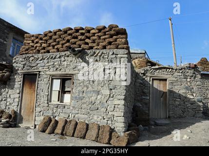 Torte di sterco impilate al villaggio di montagna di Khinalug in Azerbaigian Foto Stock