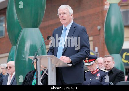 Warrington, Cheshire, Regno Unito. 20th Mar 2023. Sir John Major, famiglie e dignitari si riuniscono per ricordare i bombardamenti di Warrington, 30 anni fa. Jonathan Ball (3) e Tim Parry (12) sono morti e altri 54 feriti. Credit: Notizie dal vivo di Mark Lear / Alamy Foto Stock