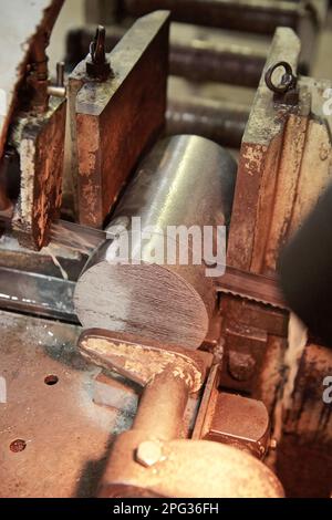 taglio di un cilindro in ghisa per la produzione di ruote di dispositivi di raffreddamento in una centrale nucleare Foto Stock