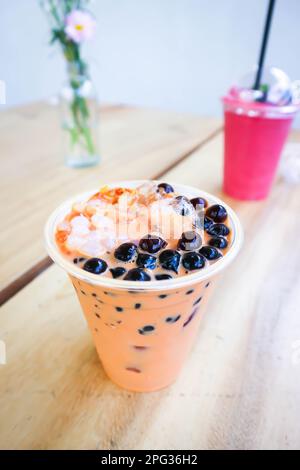 tè al latte o tè thailandese o tè a bolle per servire Foto Stock