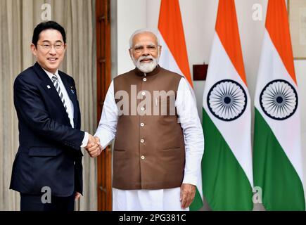 Nuova Delhi, India. 20th Mar, 2023. Il primo ministro indiano Narendra modi (R) incontra il primo ministro giapponese Fumio Kishida alla casa di Hyderabad a Nuova Delhi, in India, il 20 marzo 2023. Credit: Str/Xinhua/Alamy Live News Foto Stock