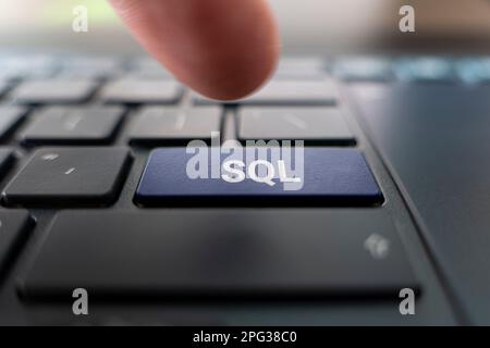 Testo SQL creato con tasti della tastiera, terminologia del computer, sql su tastiera nera Foto Stock