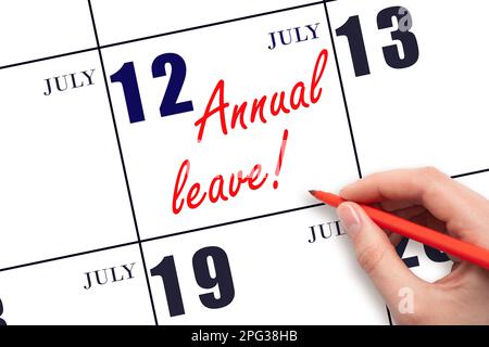 12th° giorno di luglio. Scrivere a mano il testo CONGEDO ANNUALE e disegnare il sole sulla data di calendario 12 luglio. Salvare la data. Tempo per le vacanze. vacanza Foto Stock