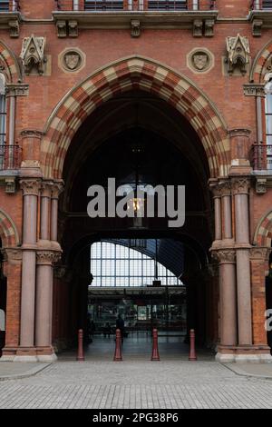 Londra - 05 07 2022: Porta d'ingresso all'atrio della stazione internazionale di St Pancras su Euston Rd Foto Stock