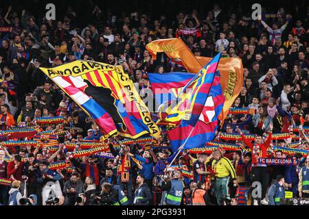 Gli appassionati del FC Barcelona celebrano la vittoria dopo il campionato spagnolo la Liga tra il FC Barcelona e il Real Madrid il 19 marzo 2023 allo stadio Camp Nou di Barcellona, Spagna - Photo: Irina R Hipolito/DPPI/LiveMedia Foto Stock