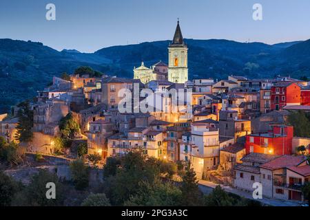 Novara di Sicilia, Sicilia, paese d'Italia all'alba. Foto Stock