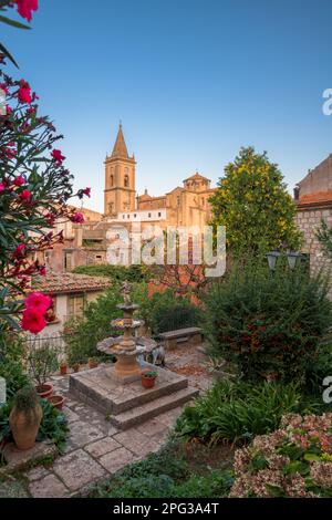 Novara di Sicilia, Sicilia, Italia con il Duomo di Novara di Sicilia all'alba. Foto Stock