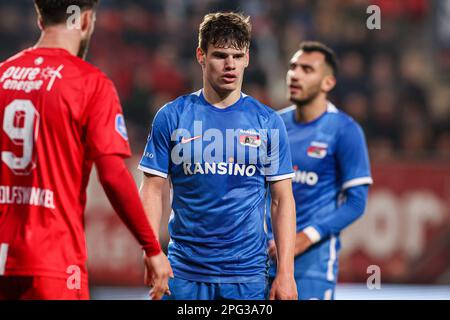 ENSCHEDE, PAESI BASSI - 19 MARZO: Milos Kerkez di AZ durante la partita olandese di Eredivie tra FC Twente e AZ a Grolsch veste il 19 marzo 2023 in Foto Stock