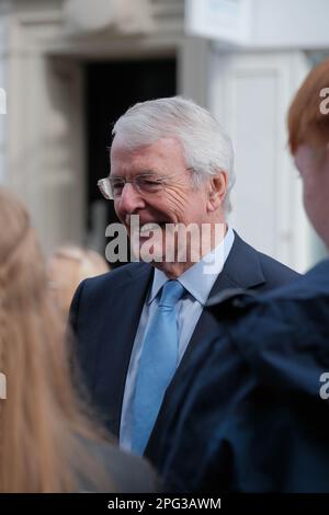Warrington, Cheshire, Regno Unito. 20th Mar 2023. Sir John Major, famiglie e dignitari si riuniscono per ricordare i bombardamenti di Warrington, 30 anni fa. Jonathan Ball (3) e Tim Parry (12) sono morti e altri 54 feriti. Credit: Notizie dal vivo di Mark Lear / Alamy Foto Stock