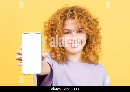 Schermo vuoto del cellulare tenuto da una giovane donna Foto Stock