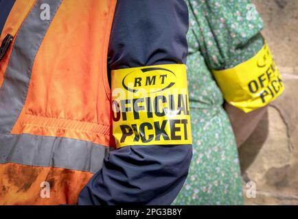 Foto del file datata 25/6/2022 dei membri RMT sulla linea picket fuori dalla stazione Waverley di Edimburgo. I membri del RMT in Network Rail hanno votato a stragrande maggioranza per accettare l'offerta di porre fine alla lunga disputa su salari, posti di lavoro e condizioni. Con un’affluenza alle urne di quasi il 90 per cento, i membri hanno votato a favore dal 76 al 24 per cento, segnalando la fine della fila amara, che ha portato a una serie di scioperi negli ultimi mesi. Data di emissione: Lunedì 20 marzo 2023. Foto Stock