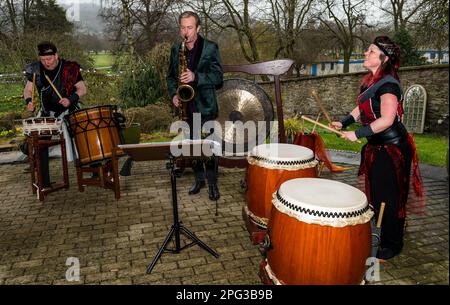 Perth, Scozia, Regno Unito, 20th marzo 2023. Lancio del Festival delle Arti di Perth: Il sassofonista e direttore artistico della Scottish National Jazz Orchestra, Tommy Smith, e i batteristi Mugenkyo Taiko si esibiscono in un assaggio del “mondo degli dei”. Credit: Sally Anderson/Alamy Live News Foto Stock