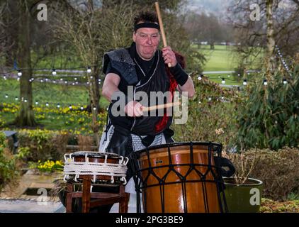 Perth, Scozia, Regno Unito, 20th marzo 2023. Lancio del Festival delle Arti di Perth: Il sassofonista e direttore artistico della Scottish National Jazz Orchestra, Tommy Smith, e i batteristi Mugenkyo Taiko si esibiscono in un assaggio del “mondo degli dei”. Credit: Sally Anderson/Alamy Live News Foto Stock