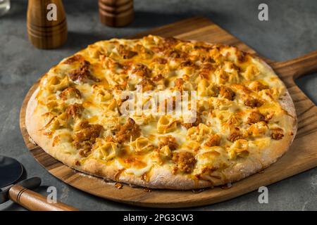 Pizza gourmet con pollo e waffle con sciroppo e formaggio Foto Stock
