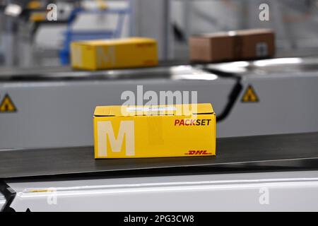 Deutsche Post DHL mette in funzione il più grande centro di spedizione di pacchi della Germania il 20th marzo 2023. Lavorazione fino a 72.000 pacchi all'ora nel centro pacchi Aschheim II vicino a Monaco. confezioni su nastri. ? Foto Stock