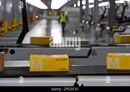 Deutsche Post DHL mette in funzione il più grande centro di spedizione di pacchi della Germania il 20th marzo 2023. Lavorazione fino a 72.000 pacchi all'ora nel centro pacchi Aschheim II vicino a Monaco. confezioni su nastri. ? Foto Stock