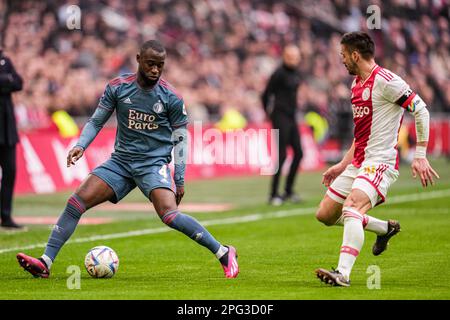 AMSTERDAM, PAESI BASSI - MARZO 19: Lutshel Geertruida di Feyenoord, Dusan Tadic di Ajax durante la partita olandese di Eredivie tra Ajax e Feyenoord Foto Stock